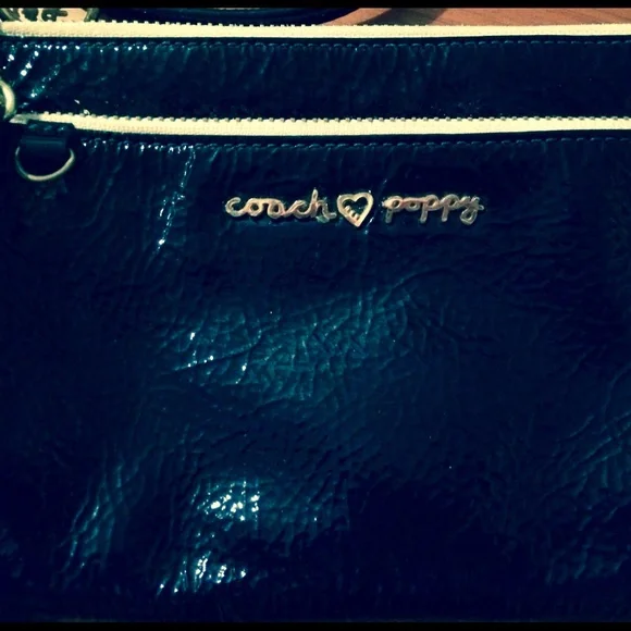 Coach💗Poppy crinkle patent Crossbody w/white trim - Picture 2 of 4